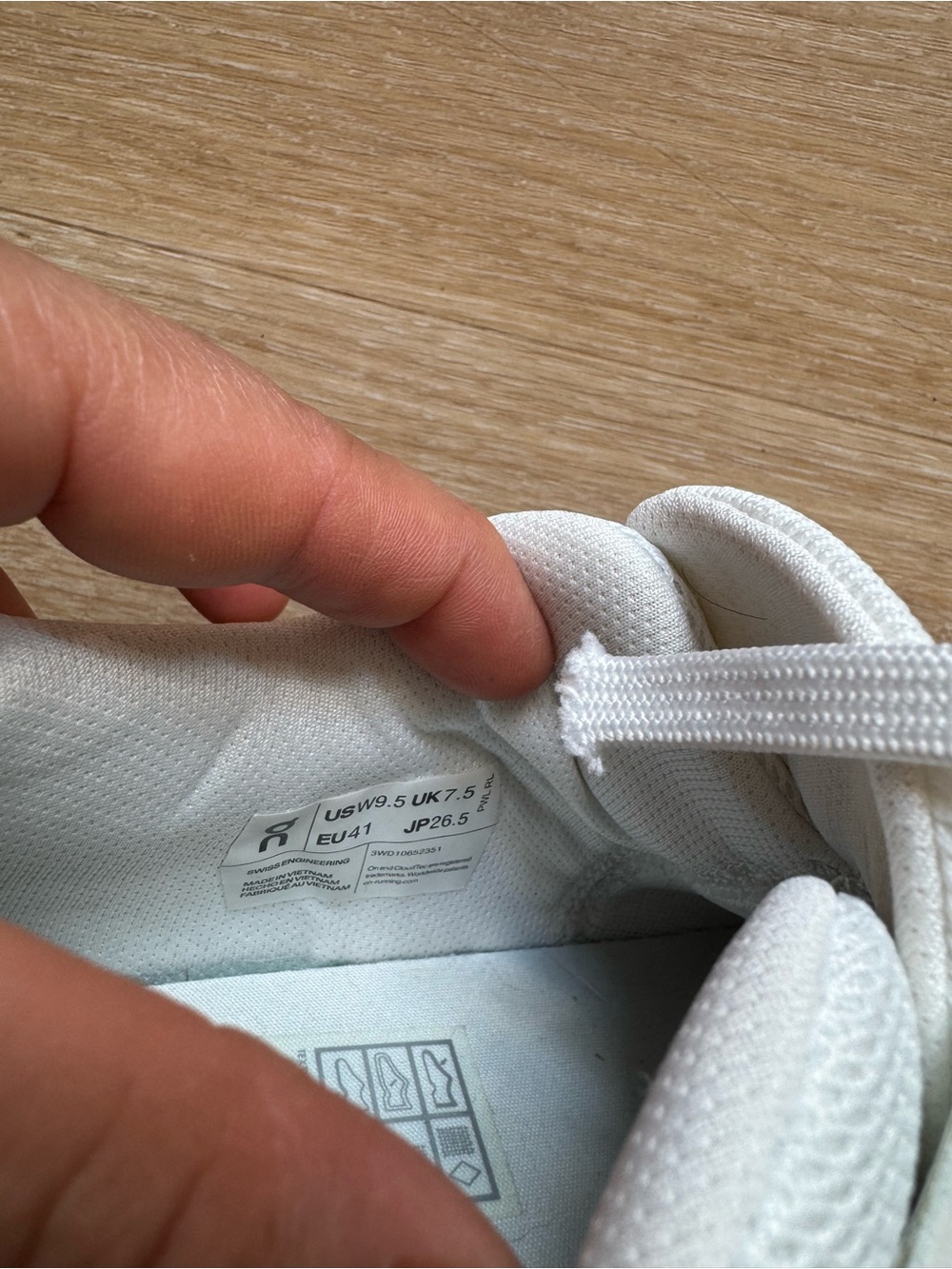 On Running White Low-Top Athletic Sneakers - Picture 5 of 8